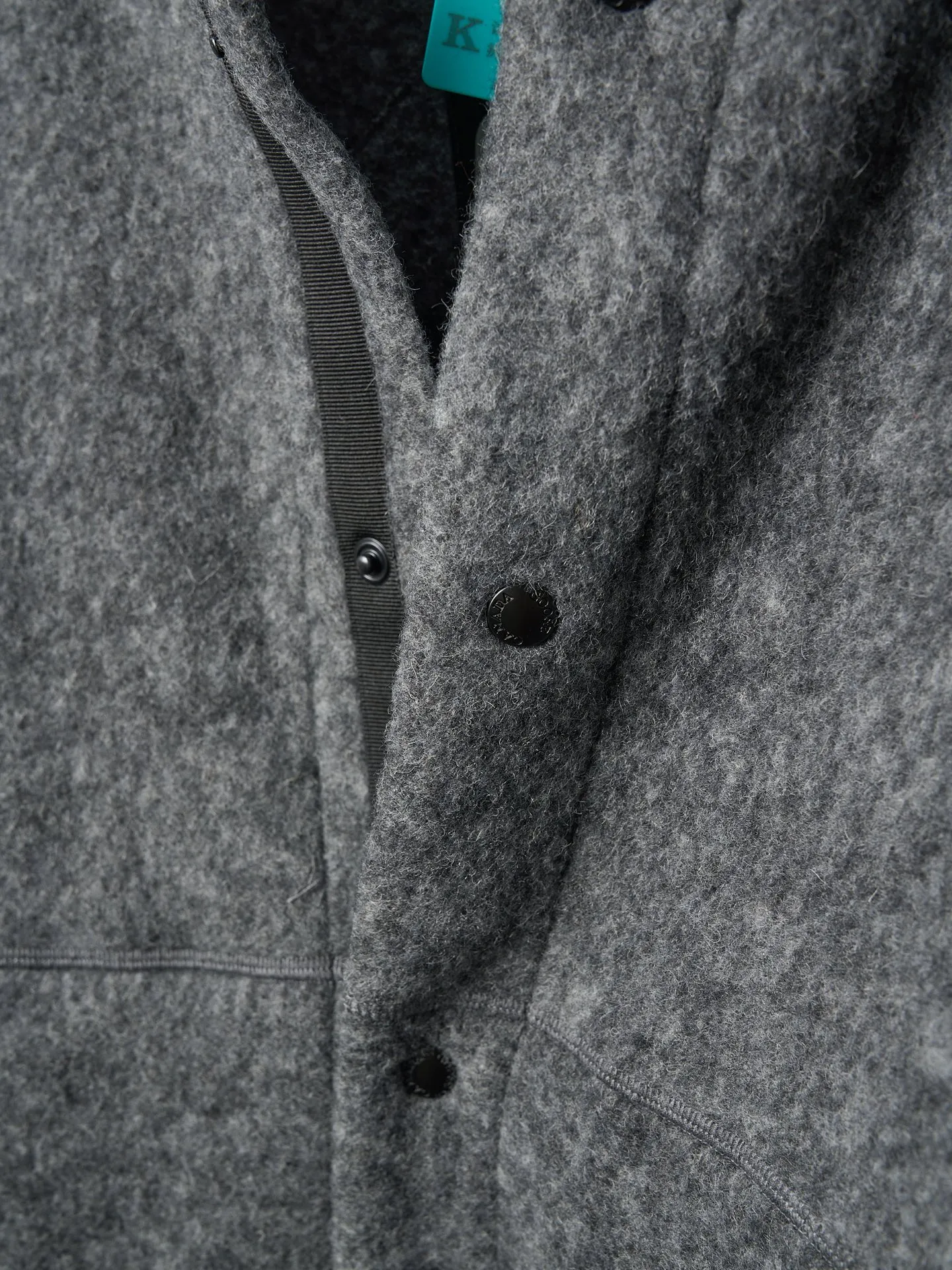 P760 Actual hanging auction] Canada Goose/Canada Goose Fleece Badge Button Cashmere Jacket [Color] Dark Gray Light Gray [Size] S M L XL Wool Blend Fabric: The main fabric of this jacket is light gray wool blend fabric to improve the wear resistance, wrinkle resistance and warmth of the fabric. Wool provides good warmth and a natural feel, while blended fibers enhance the fabric's practicality and durability.  RIBBED KNIT: The collar, cuffs and hem are ribbed knitted for added stretch and fit.  The cutting process needs to ensure that the texture and color of the fabric are evenly distributed, especially with this light gray tone, to avoid chromatic aberrations. The stretchability of wool-blend fabrics needs to be taken into consideration when cutting pieces to ensure dimensional stability of the finished garment.      Use a sewing needle and thread suitable for wool-blend fabrics to avoid damage to the fabric during sewing. The sewing stitches are even and firm to prevent thread stripping.      The temperature needs to be controlled during ironing to avoid high temperature damage to the fabric while keeping the fabric smooth and crisp.   The front and back body parts, sleeves and other main parts are stitched with flat seams to ensure a smooth silhouette.   Align the fabric texture at the splices to keep the look neat.     Details such as pockets and cuffs are designed with inset pockets to increase practicality and aesthetics.     The splicing areas are reinforced to improve durability.  The white circular armband on the left arm is an important part of the brand identity and is finely sewn to ensure it is strong and flat.